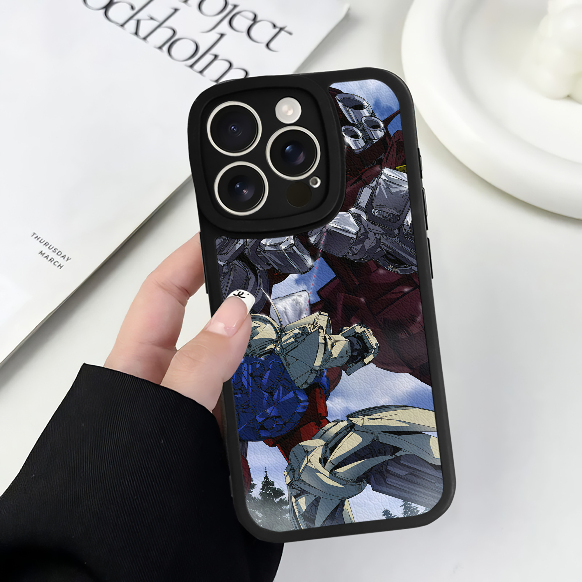 （画像用） 機動戦士ガンダム Mobile Suit Gundam 【iPhone 16シリーズ対応】シリコンスマホケース（レザー調） 材質：シリコン
